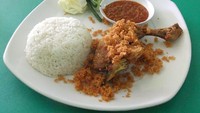 Ayam Goreng Indonesia memiliki banyak variasi, yang salah satunya  adalah ayam goreng kuning yang dibuat dengan kunyit. Ayam direndam dan direbus dengan berbagai bumbu sebelum digoreng. Foto: Istimewa
