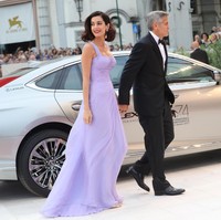 Amal Clooney mencuri perhatian lagi dengan gaun Atelier Versace tiga bulan pasca melahirkan. (Foto: Getty Images)