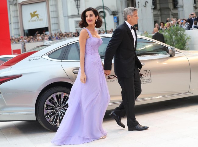 Amal Clooney mencuri perhatian lagi dengan gaun Atelier Versace tiga bulan pasca melahirkan. (Foto: Getty Images)