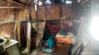 Ada tiga ruangan di gubuk Mak Cacih. Area dapur, ruang tamu yang bersatu dengan kamar dan ruangan kecil yang menurut Mak Cacih ialah kamar putranya. (Foto: Syahdan Alamsyah/detikcom)