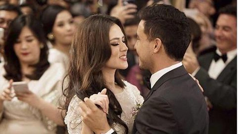 Raisa dan Hamish Bulan Madu Romantis di Pinggir Danau Como Italia? Raisa dan Hamish Bulan Madu Romantis di Pinggir Danau Como Italia?