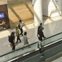 Song Hye Kyo dan Song Jong Ki berjalan ke Gate 10.