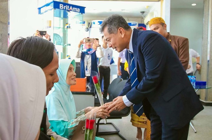 Rayakan Hari Pelanggan, Pegawai BRI Berpakaian Adat