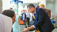 Ia juga mengajak ngobrol salah satu nasabah yang sedang mengantri disana. Foto: dok. BRI