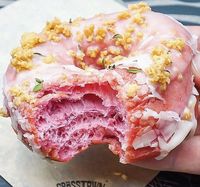 London Punya Donat Milennial Berwarna Pink yang Instagramable
