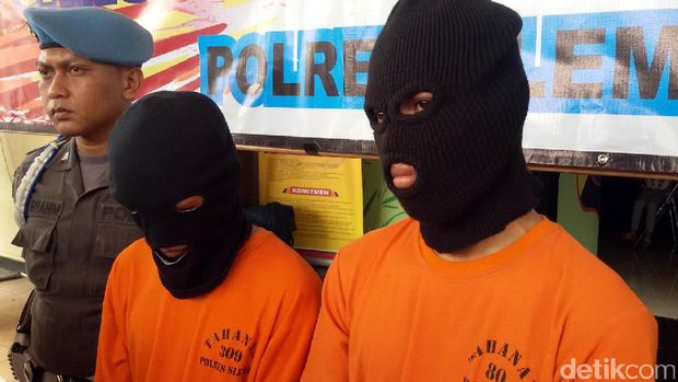 Barang bukti pedang dan clurit