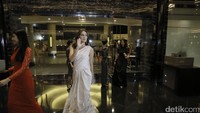 Dengan melambaikan tangannya, Luna Maya centil banget sih. Foto: Asep Syaifullah
