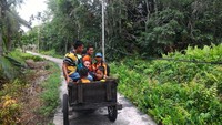 Walau letak sekolah berada di sebelah rumahnya, namun saban hari dia harus menjemput siswanya dari rumah ke rumah dari 12 desa yang ada di Kecamatan Rangsang Barat itu. (Foto: Dok SLB Sekar Meranti)