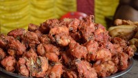 Pakora/Bhajiya India merupakan sajian  ayam yang dibuat dengan mencelupkan ayam ke dalam adonan yang terbuat dari besan (berbagai buncis) dan digoreng untuk memberi lapisan renyah yang unik. Foto: Istimewa