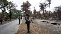 Myanmar menyalahkan militan Rohingya, namun pengungsi Rohingya yang kabur ke Bangladesh menyebut pembakaran didalangi militer Myanmar. Foto: AFP PHOTO/STR