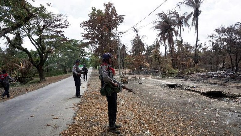 Helikopter Militer Serang Warga Rohingya di Rakhine, 5 Orang Tewas Helikopter Militer Serang Warga Rohingya di Rakhine, 5 Orang Tewas