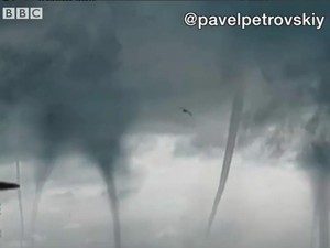Ngeri dan Takjub! Ada 12 Tornado Berputar di Atas Laut Rusia