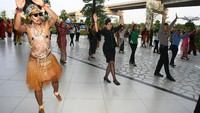Sejumlah pegawai PT. Angkasa Pura (AP) II menari bareng dengan mengenakan pakian tradisonal saat merayakan Hari Pelanggan Nasional 2017 di Bandara Soekarno Hatta, Tangerang, Banten, Senin (4/9).  Foto: dok. AP2