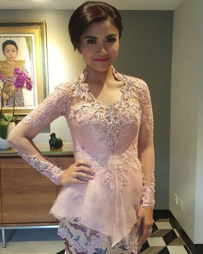 Tina Talisa membuktikan dirinya tak hanya pandai membacakan berita. Ia juga pernah dipercaya sebagai moderator debat calon gubernur dan calon wakil gubernur DKI Jakarta tahun ini. Foto: Istimewa