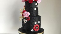 Tidak hanya terlihat cantik, wedding cake ini juga terlihat elegan. Ornamen indah dengan bunga berwarna cerah memikat perhatian. Foto: Istimewa