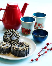 JIA Punya <i>Lady Mooncake</i>, Mooncake Spesial dengan Scarf Patrick Owen