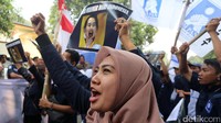 Sebelumnya massa aksi dari sahabat muslim Rohingya menggelar aksi di depan Kedubes Myanmar. Mereka meminta pemerintah Myanmar menghentikan pembantaian terhadap Muslim Rohingya.