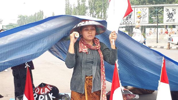 Mereka meminta Presiden Joko Widodo menghentikan pabrik semen yang masih beroperasi di tempat tinggalnya. 