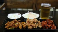 Korean Fried Chicken Republik Korea memiliki tiga jenis ayam goreng yaitu Huraideu chikin, ganjang yang dilapisi dengan kecap, dan yangnyeom yang merupakan versi pedas. Foto: Istimewa