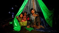 Tidur di tenda-tenda darurat. REUTERS/Mohammad Ponir Hossain.