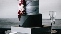 Wedding cake yang satu ini terlihat sangat elegan dengan beberapa warna turunan hitam, seperti metalik dan abu-abu gelap dengan tambahan ornamen hiasan bunga. Foto: Istimewa
