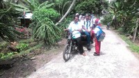 Untuk menjemput siswanya, gerobak kayu itu pun digandeng di belakang motor butut milik Syafrizal. Dia berkeliling dari satu desa ke desa lainnya. Minimal dalam sehari pria yang masih lajang bisa membawa 8 hingga 10 orang dalam gerobak itu. (Foto: Dok SLB Sekar Meranti)