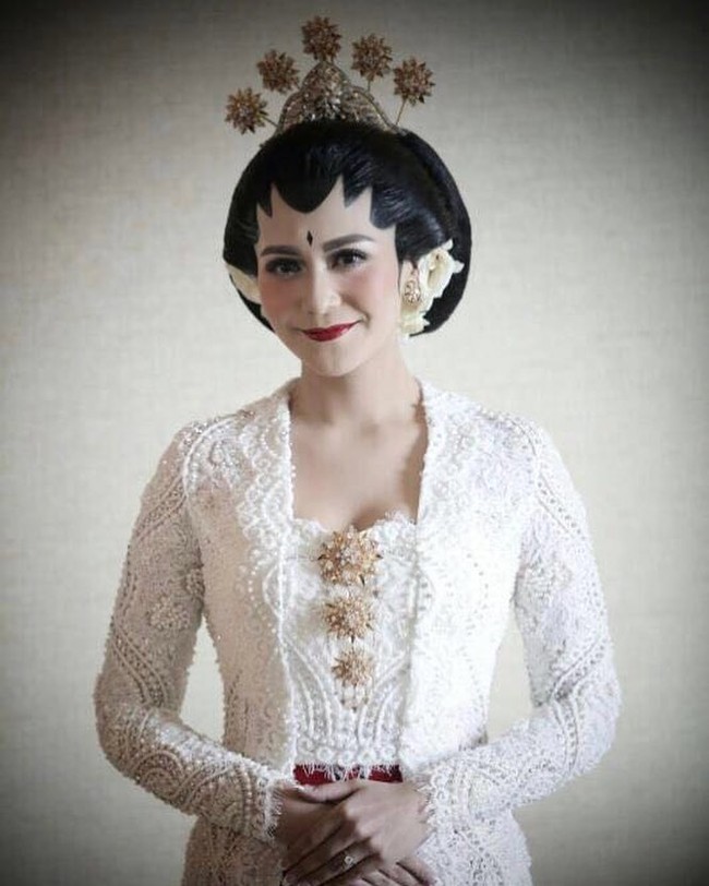Caca Tengker mengikuti jejak sang kakak, Nagita Slavina menjadi pengantin adat Jawa di hari besarnya. Pilihan kebayanya pun jatuh pada Barli Asmara yang mempersiapkan kebaya kutu baru warna putih dari material lace halus yang menawan. Foto: Dok. Instagram