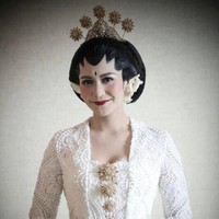 Caca Tengker mengikuti jejak sang kakak, Nagita Slavina menjadi pengantin adat Jawa di hari besarnya. Pilihan kebayanya pun jatuh pada Barli Asmara yang mempersiapkan kebaya kutu baru warna putih dari material lace halus yang menawan. Foto: Dok. Instagram