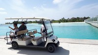 Setiap turis yang datang ke Club Med Finolhu Maldives akan diantar naik mobil buggy ke kamar. Asyik! (Afif Farhan/detikTravel)