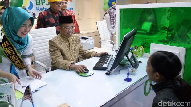 Direktur Perencanaan Strategis dan TI BPJS Ketenagakerjaan, Sumardjono (pakai peci) turut melayani pelanggan di Kanwil BPJS TK Surakarta.