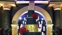 Siapa yang tidak jatuh cinta melihat wedding cake yang satu ini? Perpaduan warna hitam, emas dan hiasan bunga warna merah membuat cake ini terlihat cukup dramatis. Foto: Istimewa
