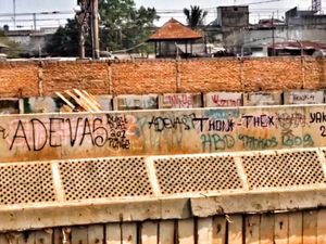 Vandalisme di Tanggul Kali Ciliwung Berulang Kali Dibersihkan