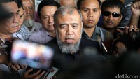 Uang USD 10 ribu diserahkan oleh sopir Ng Fenny kepada Kamaludin, orang kepercayaan Patrialis Akbar di area parkir Plaza Buaran.