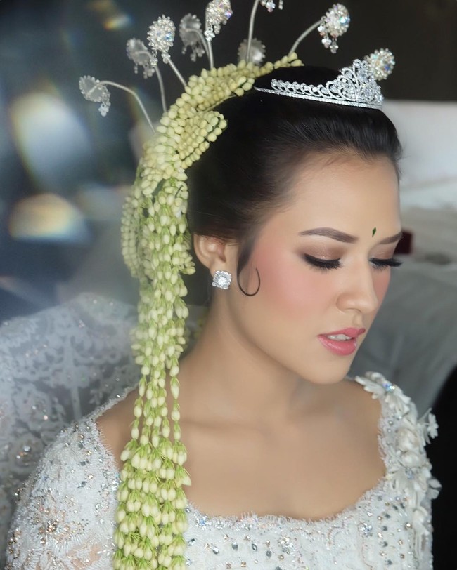 Saat dinikahi Hamish Daud, Raisa tampil dengan makeup natural flawless. Sempat jadi kontroversi karena makeupnya dianggap tak manglingi. Namun banyak yang setuju bahwa Raisa tetap memukau meski dengan makeup hasil natural. Foto: Instagram