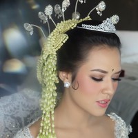 Saat dinikahi Hamish Daud, Raisa tampil dengan makeup natural flawless. Sempat jadi kontroversi karena makeupnya dianggap tak manglingi. Namun banyak yang setuju bahwa Raisa tetap memukau meski dengan makeup hasil natural. Foto: Instagram