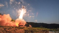Korea Selatan menembakan rudal Hyunmoo dalam latihan militer, Senin (4/9). Defense Ministry/Yonhap/via REUTERS.
