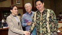 Anggota Komisi VI Rieke Diah Pitaloka saat menyapa Menteri Perindustrian Airlangga Hartarto dan Menteri Perdagangan Enggartiasto Lukita sebelum rapat dimulai.