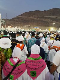 Momen Penuh Semangat Gelombang Jemaah Haji Lempar Kerikil ke Setan