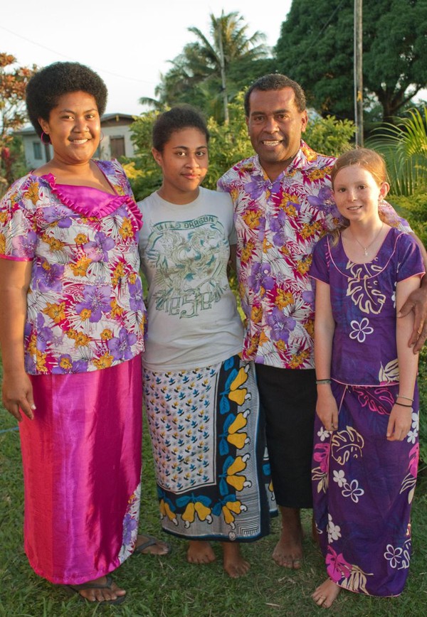 Ketika seserahan Kava diterima oleh masyarakat desa Fiji, Anda pun sudah dianggap sebagai bagian dari keluarga di desa tersebut (Diane Selkirk/BBC)