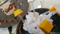 Selain interior, keunikan lainnya juga terdapat pada menu makanan dan minuman yang disodorkan. Tapi jangan khawatir pramusaji akan siap sedia jika pengunjung membutuhkan penjelasan mengenai setiap menu (Tri Ispranoto/detikTravel)