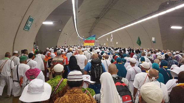Jemaah melintasi terowongan Mina sebelum melempar jumrah.
