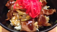 Negiya Donburi bisa jadi tempat makan siang enak. Gyutan Teriyaki Don yang merupakan semangkuk nasi putih dengan potongan lidah sapi semakin nikmat disiram dengan saus teriyaki. Gurih dan mengenyangkan. Foto: Istimewa