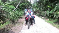 Walau setiap hari membutuhkan tenaga ekstra serta dana bensin motor, Syafrizal tidak pernah berpikir akan merugi dari mengelola SLB itu. Dia harus menyisihkan uang saku dari pengepul karet dan pinang di kampungnya sendiri. (Foto: Dok SLB Sekar Meranti)