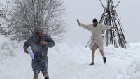 Para peserta yang ikut dalam kompetisi ini harus berlari menuju tempat sauna melalui salju yang tebal. Inilah yang jadi kejutan bagi para peserta (Ints Kalnins/Reuters)
