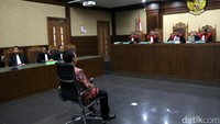 Menyatakan terdakwa Kamaludin terbukti secara sah dan meyakinkan bersalah melakukan tindak pidana korupsi. Menjatuhkan pidana berupa pidana penjara selama 7 tahun dan denda Rp 200 juta subsidair 2 bulan kurungan, kata ketua majelis hakim Nawawi Pamolango.
