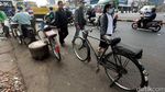 Persaingan Ketat, Ojek Sepeda Tetap Bertahan