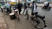 Walau hanya tinggal beberapa ojek sepeda yang masih bertahan, ingga kini keberadaannya masih dibutuhkan.