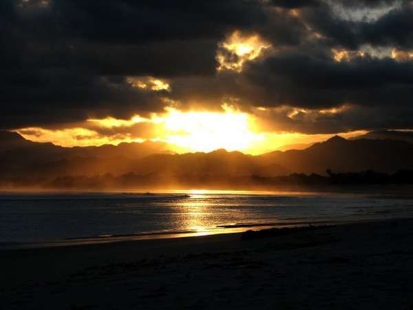 Mau menikmati sunset dengan suasana tenang di Sumba Timur, yuk ke Pantai Kalala. Kabarnya pantai ini akan menjadi lokasi acara pernikahan Hamish dan Raisa lho (Siat Lian/dTraveler) Mau menikmati sunset dengan suasana tenang di Sumba Timur, yuk ke Pantai Kalala. Kabarnya pantai ini akan menjadi lokasi acara pernikahan Hamish dan Raisa lho (Siat Lian/dTraveler)