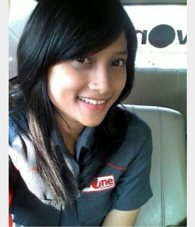 Pernah menggeluti dunia model dan akting, Dewi Budianti berakhir sebagai pembawa berita di siatan pagi salah satu televisi swasta. Foto: Instagram