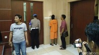 Foto: Tersangka bernama Andrian Rico Palupi ditangkap di rumahnya (Edo-detikcom)